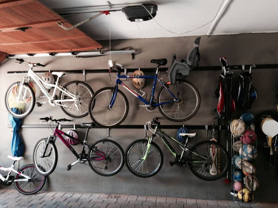 Bike Storage Ideas for your Garage Wall, MyGarage MyGarage Garajes de estilo moderno Garajes