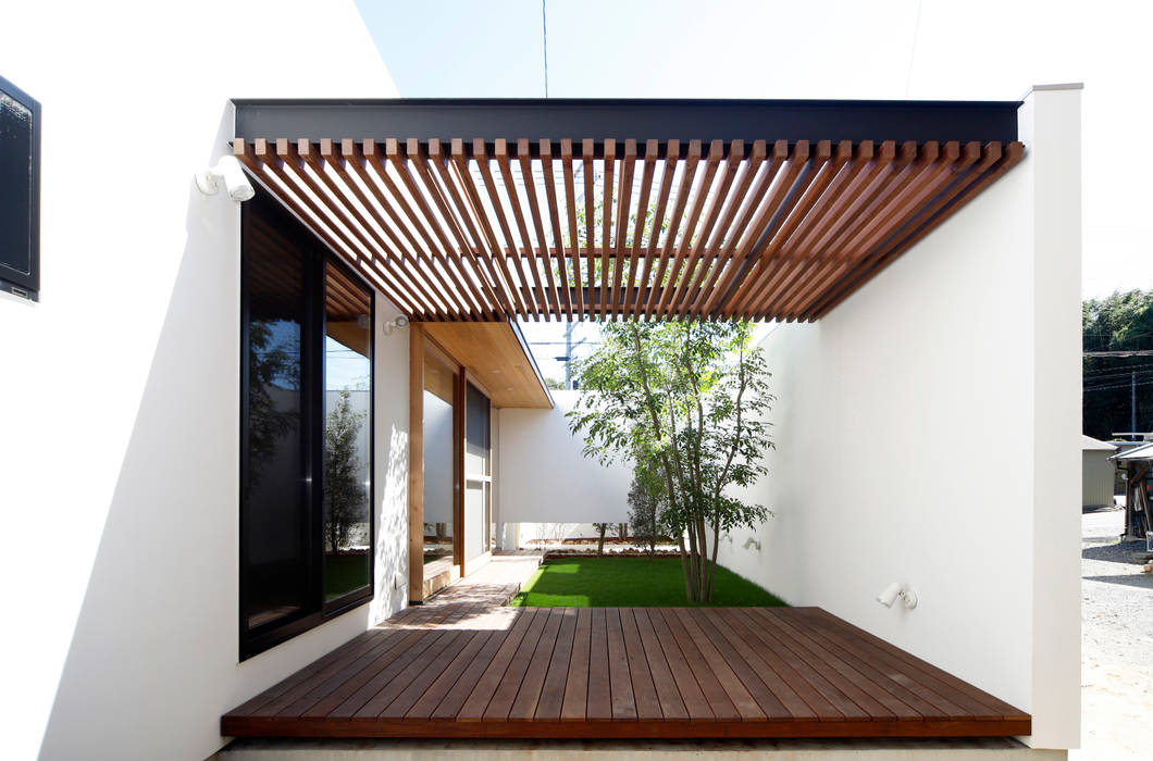 一歩中に入ると緑、光、風を身近に感じる家, kisetsu kisetsu Jardines de estilo moderno Madera Acabado en madera