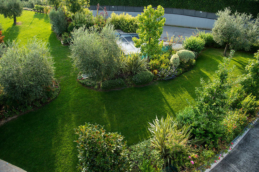 Giardino realizzato da Lizzeri in provincia di Brescia., Lizzeri S.n.c. Lizzeri S.n.c. Front yard