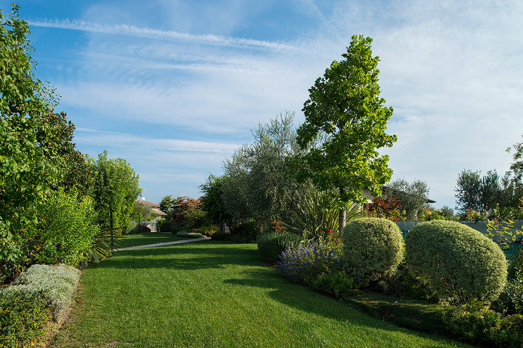 Villa Privata Lizzeri S.n.c. Giardino anteriore Giardino, Villa, Verde, Piante, Fiori