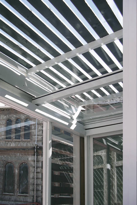 il sistema di vetrate e di frangisole Altro_Studio Pareti & Pavimenti in stile minimalista