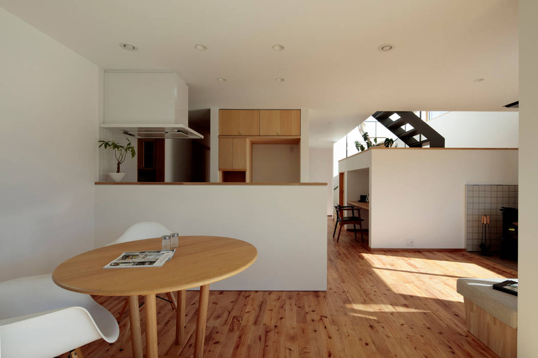 佐久間達也空間計画所 Scandinavian Style Dining Room Wood White Homify