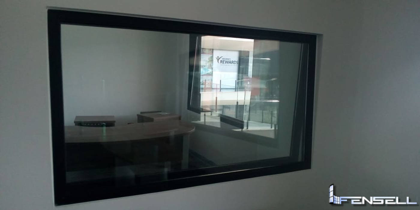 Ventanas de acusticidad para televisa monterrey. FENSELL Puertas y ventanas de estilo moderno Plástico Ventanas