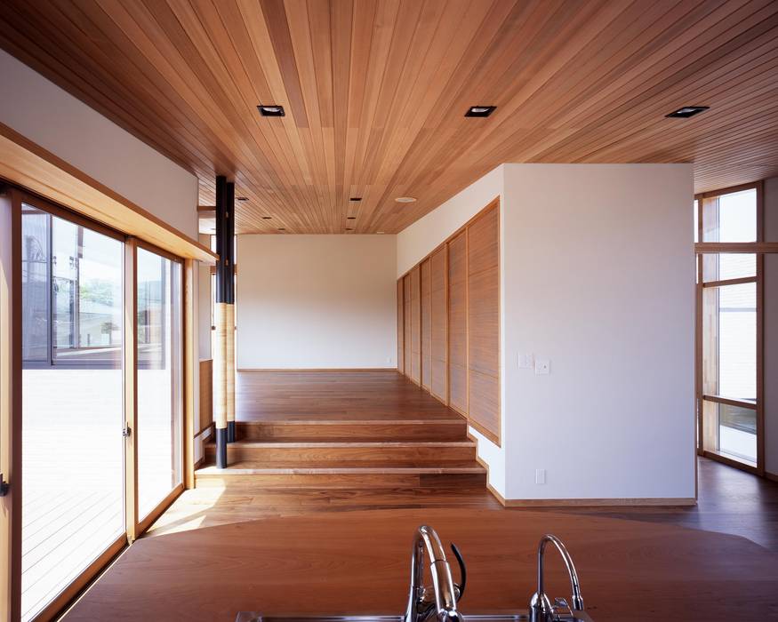 House in Okayama, イクスデザイン / iks design イクスデザイン / iks design Modern Dining Room Solid Wood Multicolored