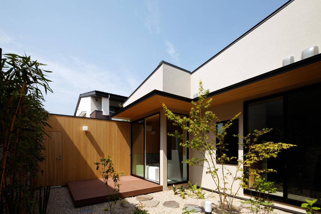 House in Okayama, イクスデザイン / iks design イクスデザイン / iks design 모던스타일 정원 솔리드 우드 멀티 컬러