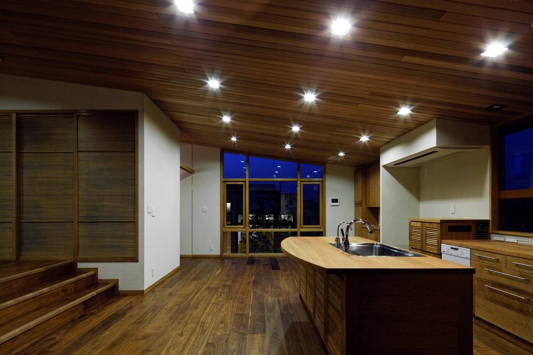 House in Okayama, イクスデザイン / iks design イクスデザイン / iks design Modern dining room Solid Wood Multicolored