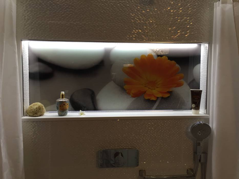 Nahaufnahme der Beleuchteten Ausparung LifeStyle Bäderstudio Moderne Badezimmer