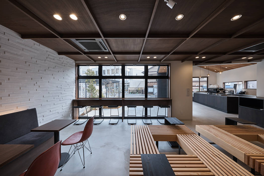 嵯峨嵐山のカフェ(新築), I.M.A DESIGN OFFICE (ｱｲｴﾑｴｰﾃﾞｻﾞｲﾝｵﾌｨｽ)一級建築士事務所 I.M.A DESIGN OFFICE (ｱｲｴﾑｴｰﾃﾞｻﾞｲﾝｵﾌｨｽ)一級建築士事務所 Moderne Wohnzimmer Holz Holznachbildung