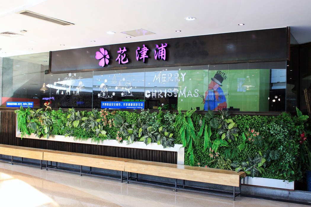 Storefront design highlighted by artificial green wall, Sunwing Industrial Co., Ltd. Sunwing Industrial Co., Ltd. Espacios comerciales Plástico Tiendas y espacios comerciales