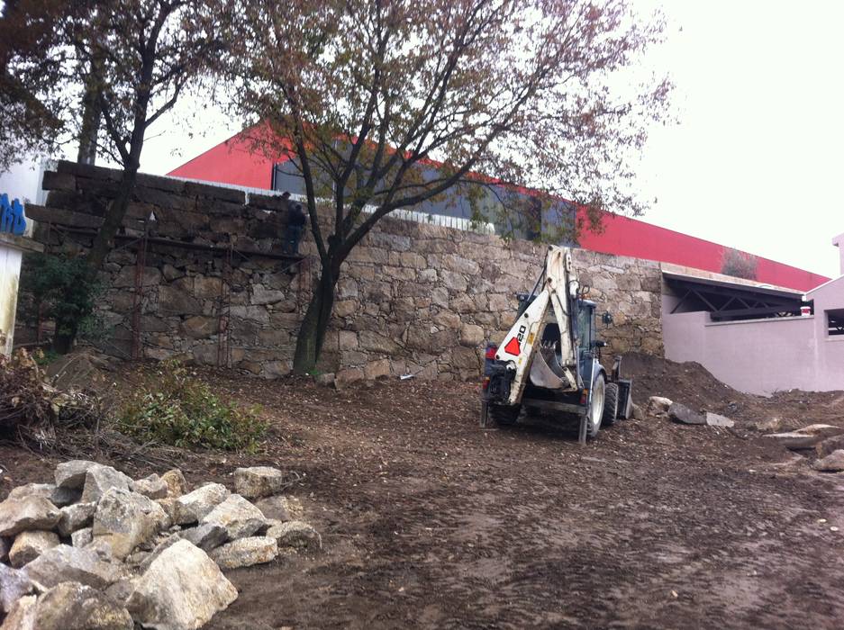 Muro de suporte de terras junto ao Intermarché de Paços de Ferreira Mário da Costa Teixeira Lda Paredes e pisos clássicos Granito