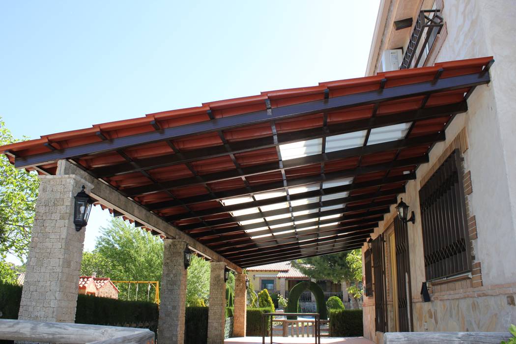 Pérgola con teja plástica color arcilla combinado con translúcida, Roofeco System SL Roofeco System SL Dach pulpitowy Plastik