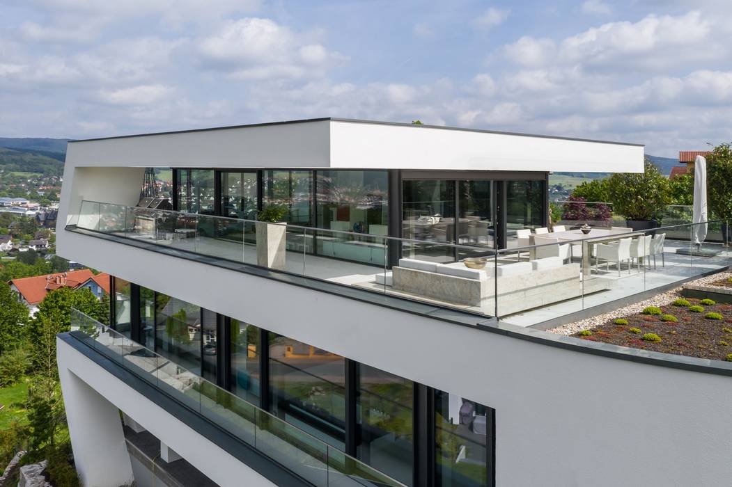 Moderne Hangvilla mit Pool in Erbach, Avantecture GmbH Avantecture GmbH Modern terrace