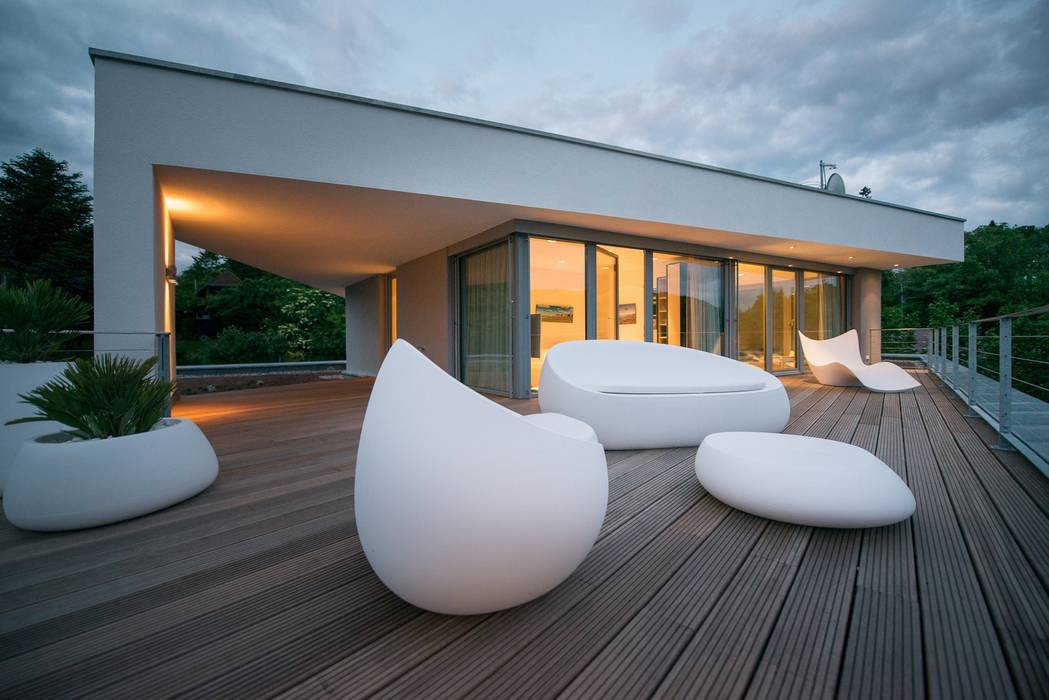Moderne Villa am Hang mit Pool, Avantecture GmbH Avantecture GmbH Balcone, Veranda & Terrazza in stile moderno