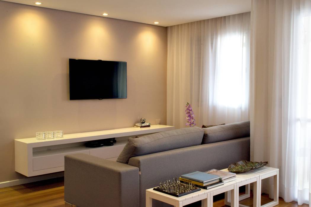 Living com TV homify Salas de estar modernas Madeira Efeito de madeira Apartamento moderno, apartamento claro, apartamento clean, piso de madeira, sala integrada, cozinha americana, quadros coloridos.