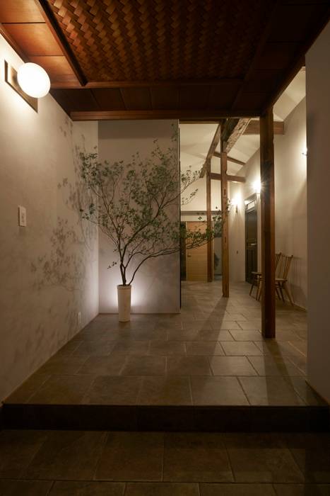 House in Minamitawara, Mimasis Design／ミメイシス デザイン Mimasis Design／ミメイシス デザイン Rustic style corridor, hallway & stairs Tiles