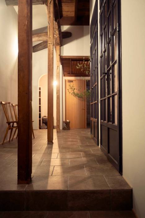 House in Minamitawara, Mimasis Design／ミメイシス デザイン Mimasis Design／ミメイシス デザイン Rustic style corridor, hallway & stairs