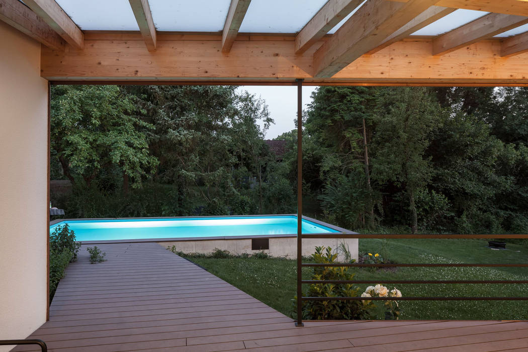 Terrasse mit Blick auf den Pool Architekturbüro Christoph Hilger Tropischer Balkon, Veranda & Terrasse