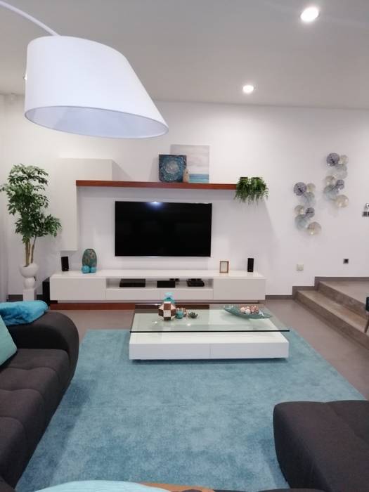 Sala de estar - móvel de TV homify Salas de estar modernas Cerâmica Móvel de TV madeira lacada branco azul turquesa quadros metálicos plantas na sala samanbaia