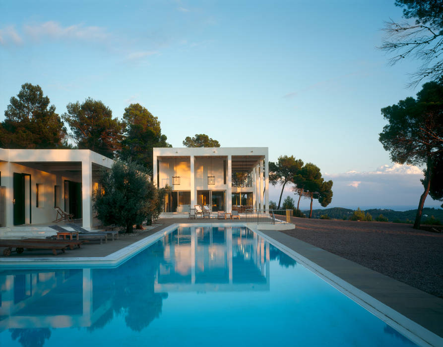 Pórtico a doble altura mirando el Valle de Morna deBM Arquitectura y Paisajismo Casas de estilo mediterráneo Ibiza, mediterráneo, moderno, vivienda