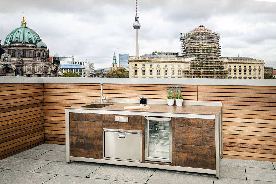 Clooney Rooftop Kitchen-Berlin, KES OUTDOOR LIVING (PTY)LTD KES OUTDOOR LIVING (PTY)LTD 地中海デザインの キッチン
