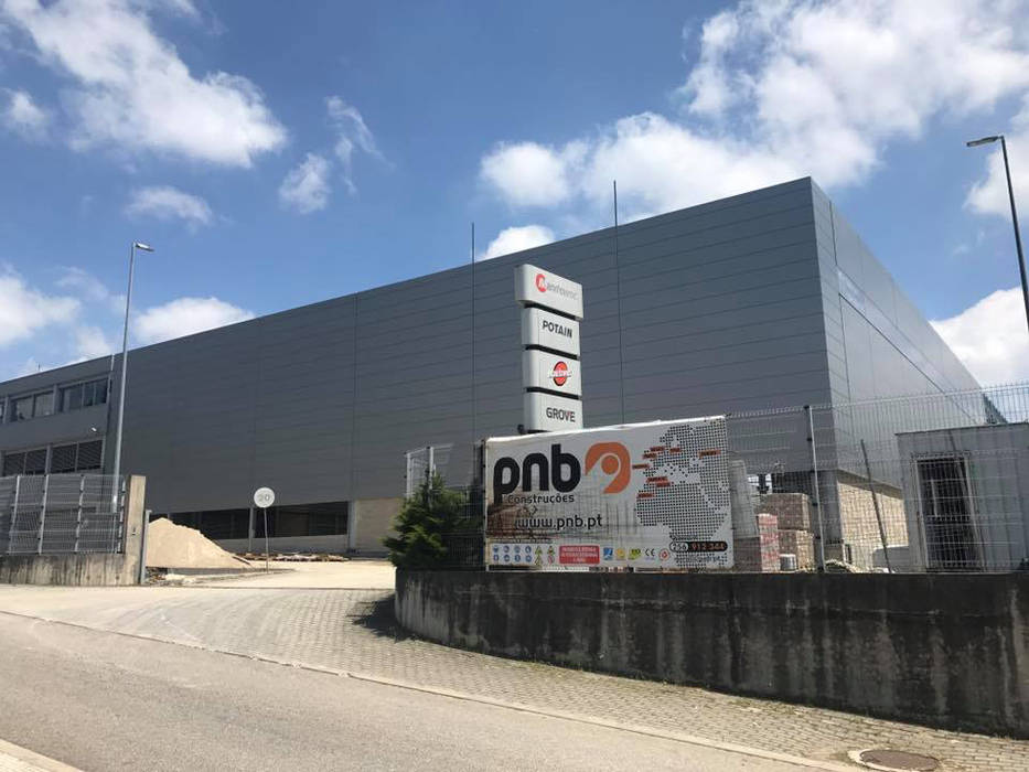 Edificio Industrial Manitowoc Crane Group Portugal, Lda Baltar/Parada, Paredes, rem-studio rem-studio 인더스트리얼 서재 / 사무실 철 / 철강