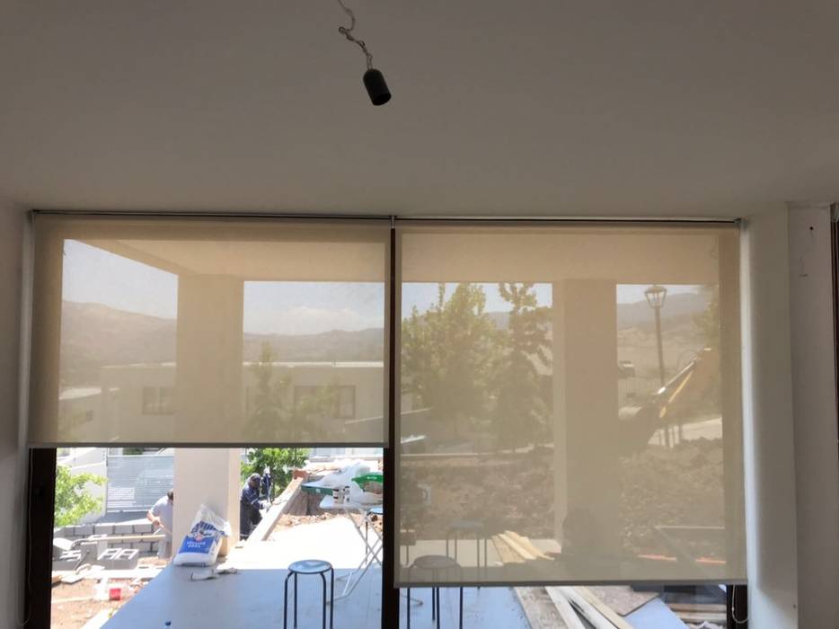 Cortinas Roller Trasluz, Espacios Deco Cortinas Espacios Deco Cortinas クラシックデザインの ダイニング