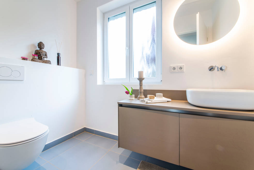 renoviertes Haus in Starnberg hat viel Platz für Familie, Münchner home staging AGENTUR GESCHKA Münchner home staging AGENTUR GESCHKA Modern bathroom