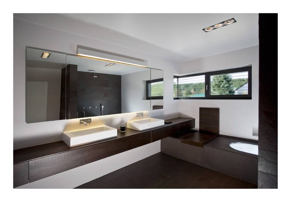 Aubergine Vivante Baños de estilo moderno bathroom,design,modern,bathtub,lights,renovation,remodeling,bad