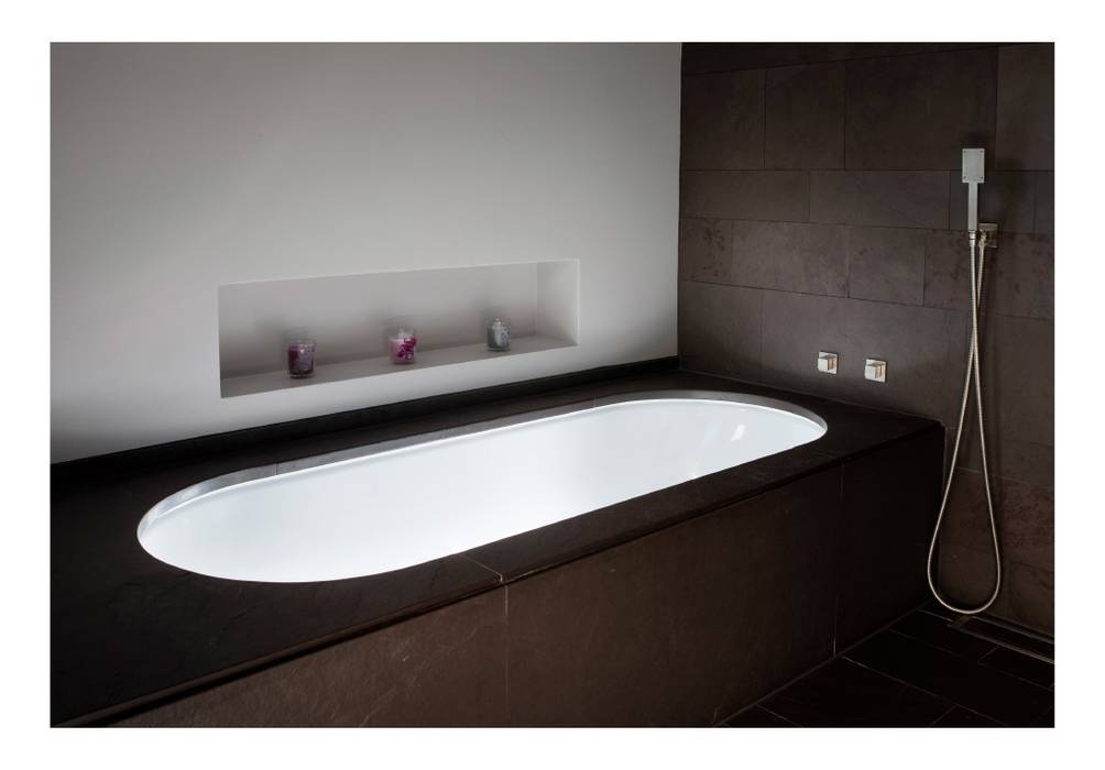 Aubergine Vivante Modern bathroom bathroom,design,modern,bathtub,lights,renovation,remodeling,bad