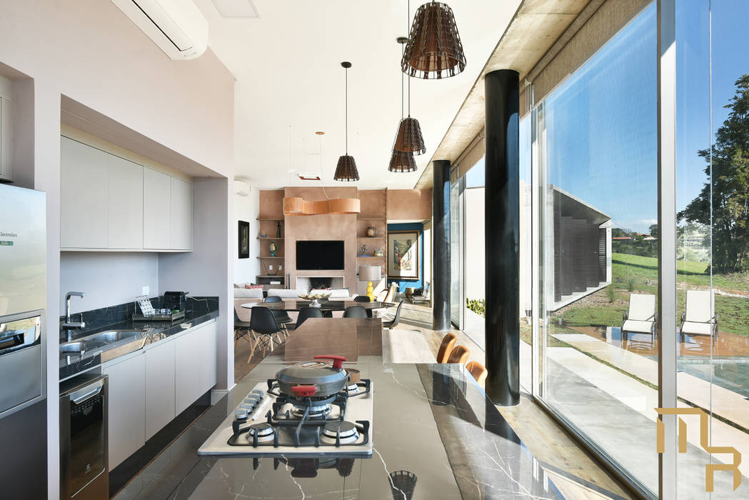 Cozinha integrada com a sala de estar Marcela Rocca Arquitetura & Interiores Armários e bancadas de cozinha
