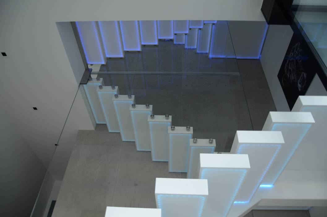 Moderne Designertreppe aus Corian, Siller Treppen/Stairs/Scale Siller Treppen/Stairs/Scale Cầu thang Đá hoa