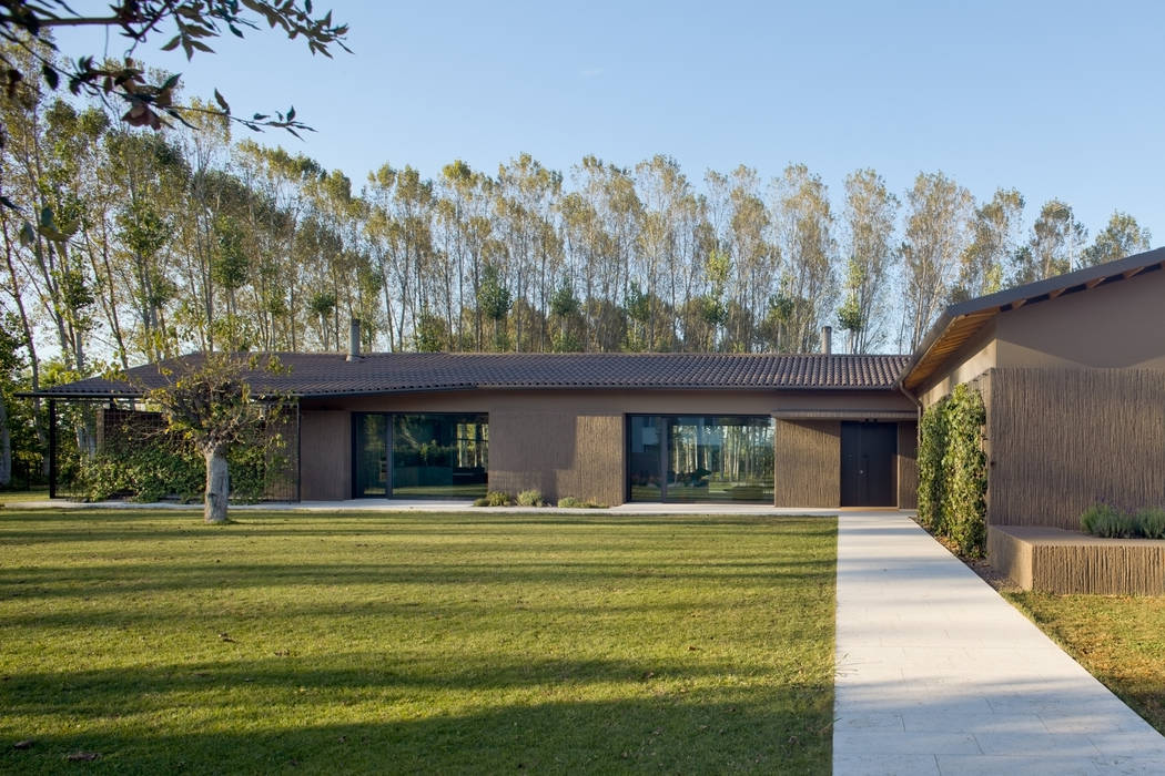 110_Abitazione in campagna, MIDE architetti MIDE architetti Paredes y pisos de estilo rural