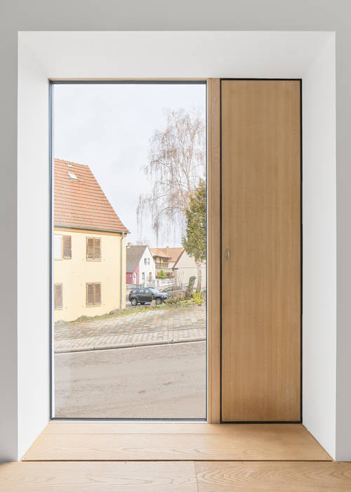 Detail Fenster innen - Esszimmer Steffen Wurster Architekten Minimalistische Esszimmer Massivholz Mehrfarbig Architekt, Bolanden, Umbau, Bestand, Sanierung, energetische Sanierung, Fenster, Fensterbank, Fensterbrett, Holzfenster