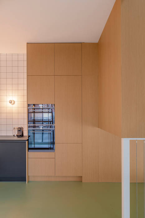 Appartement IJburg, Amsterdam, ÈMCÉ interior architecture ÈMCÉ interior architecture ห้องครัว ไม้ Wood effect ตู้เก็บของและชั้นวางของ