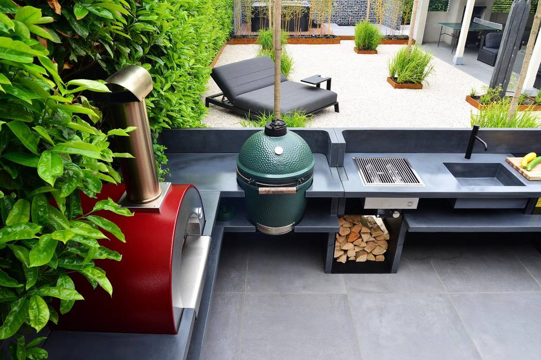 Wide view of the terrace with barbecue and living space Alfa Forni Built-in kitchens