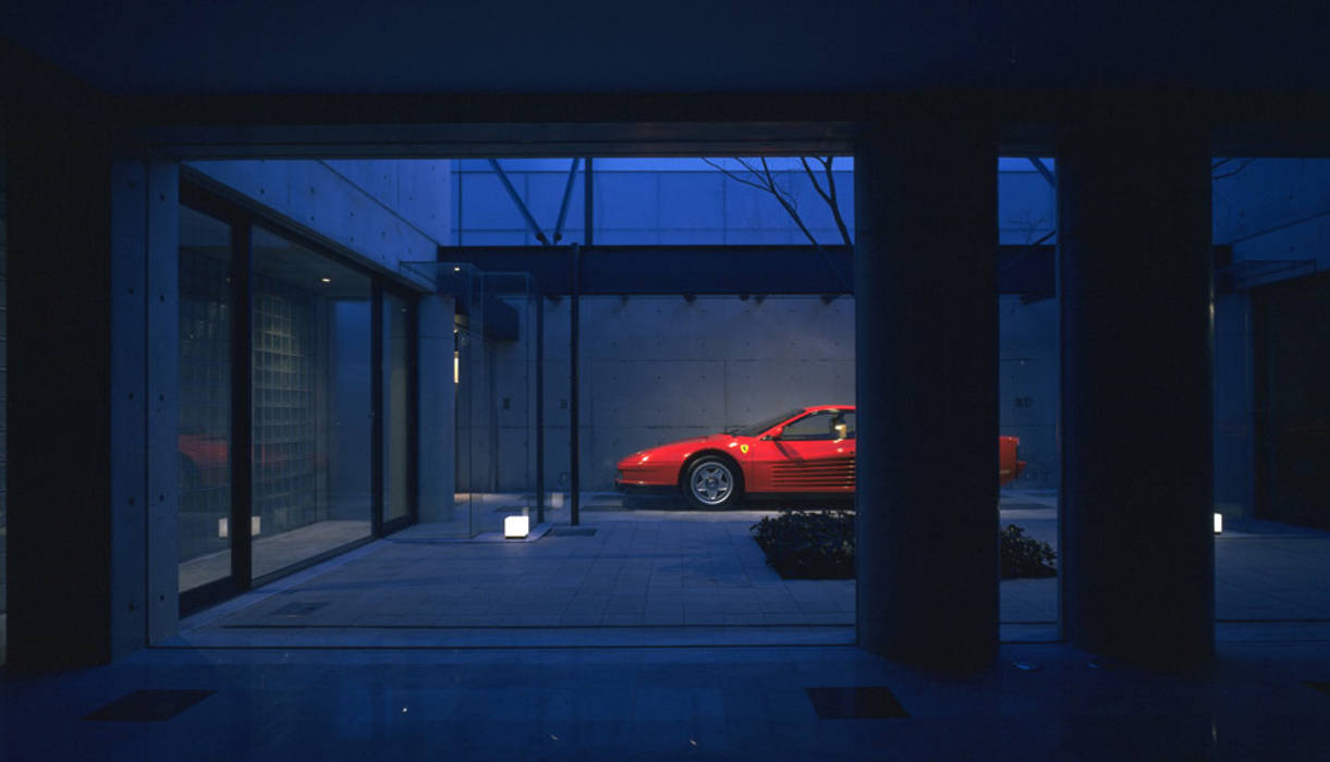 ガラス張りのショーケースのあるガレージハウス-CASA ROSSA-, 小林克彦／ART-SESSION 小林克彦／ART-SESSION Prefabricated Garage Glass