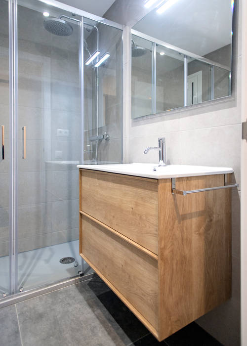 Almacenaje cuarto de baño Grupo Inventia Baños de estilo moderno Azulejos