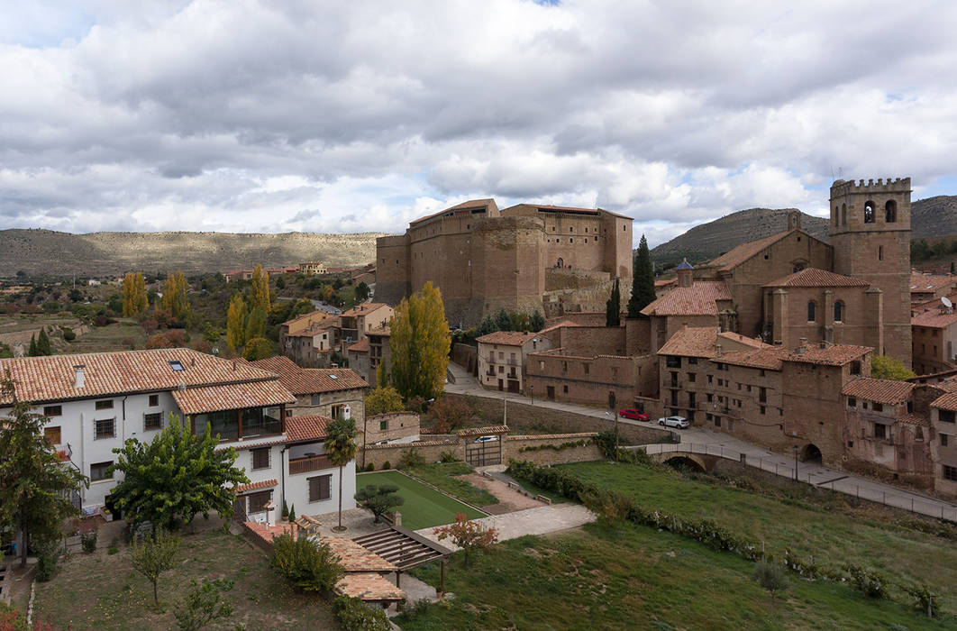 House between a Castle and an Orchard, Raul Garcia Studio Raul Garcia Studio 房子