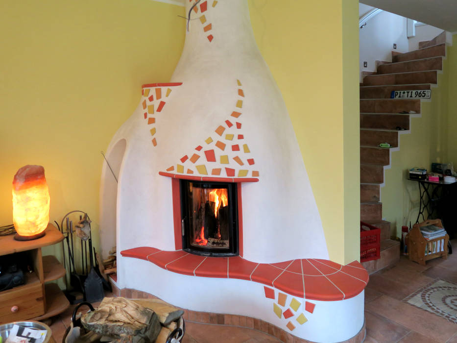 Kachelofenanlage Mit Individuell Handgefertigten Ofenkacheln