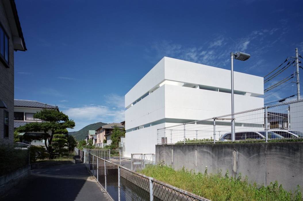 外観 光のスリットが抜けるガレージハウス（香川県高松市）/House In Takamatsu 藤原・室 建築設計事務所 モダンな 家 鉄筋コンクリート