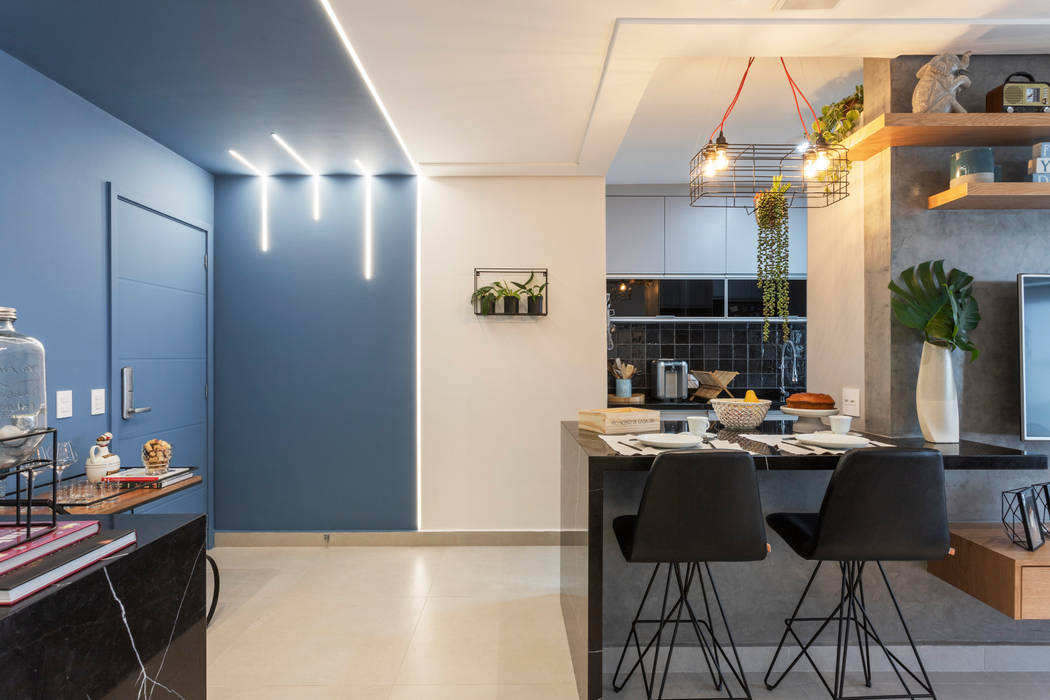 Apartamento moderno e cheio de personalidade para casal jovem, Studio Elã Studio Elã Pasillos, vestíbulos y escaleras de estilo moderno