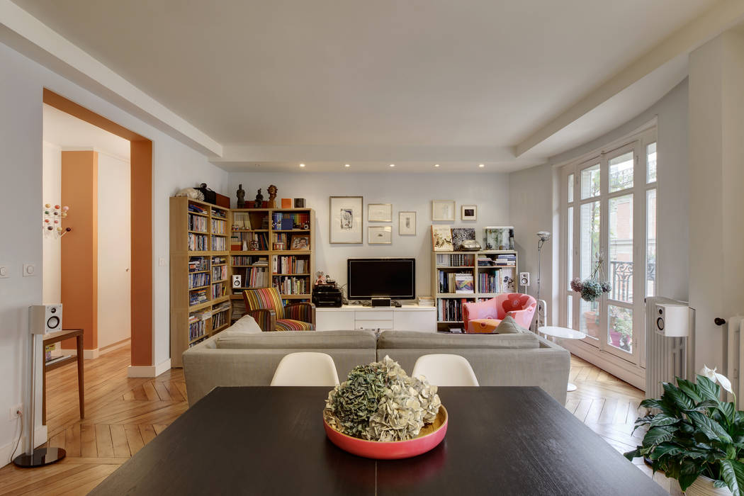 RENOVATION ET DÉCORATION D’UN APPARTEMENT BOURGEOIS AUX BEAUX VOLUMES À MONTMARTRE, PARIS 18ÈME, Alessandra Pisi / Pisi Design Architectes Alessandra Pisi / Pisi Design Architectes Salones de estilo clásico