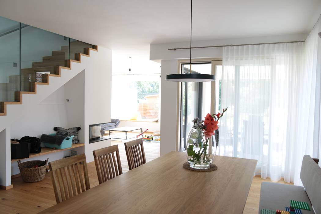Esstisch, Blick ins Wohnzimmer archipur Architekten aus Wien Moderne Esszimmer Massivholz Mehrfarbig Esstisch, Holztisch
