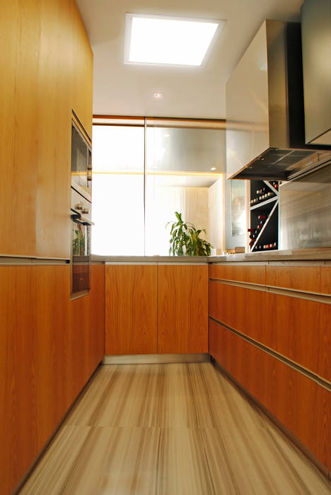El lujo de un apartamento en Sevilla, MANUEL TORRES DESIGN MANUEL TORRES DESIGN Built-in kitchens