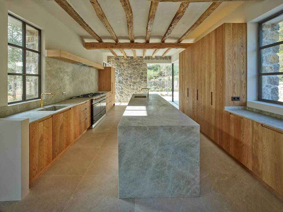 Cocina y Patio de entrada deBM Arquitectura y Paisajismo Cocinas de estilo moderno cocina elegante piedra madera sabina calidez