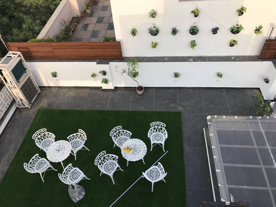 Terrace Garden - Escape from the busy delhi city life, The Mystique Interiors The Mystique Interiors Balcones y terrazas de estilo tropical Accesorios y decoración