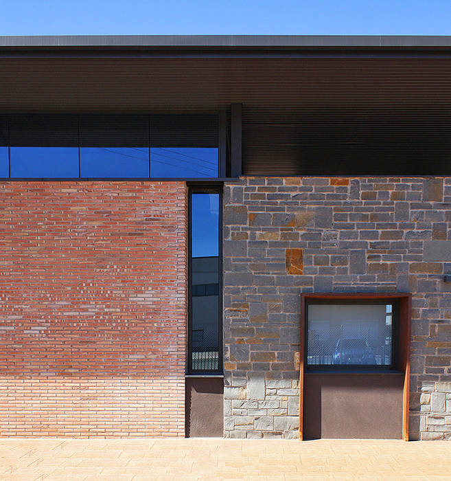 BODEGAS VIÑEDOS PLANAS ALTAS. BAÑOS DE RÍO TOBÍA, Rafael Hernáez Loza AITEC Proyectos Rafael Hernáez Loza AITEC Proyectos Country style windows & doors