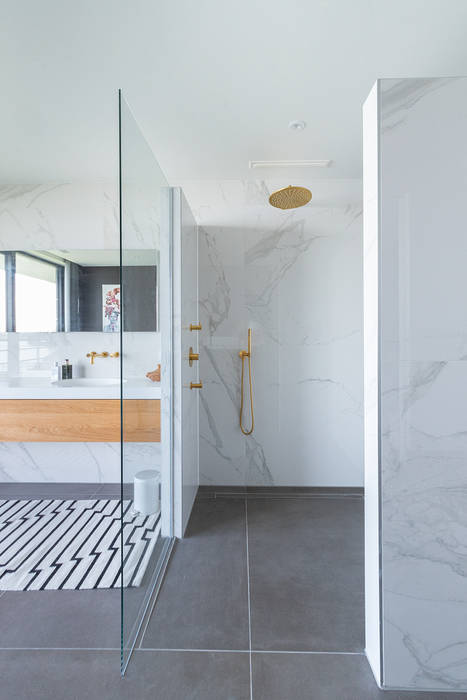 Marmeren badkamer, Luc van den Berg Luc van den Berg Modern bathroom Marble