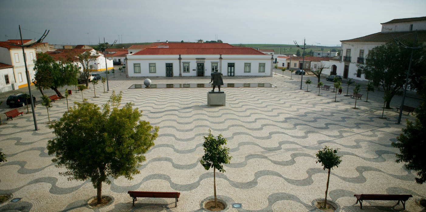Vista geral da Praça Jorge Cruz Pinto + Cristina Mantas, Arquitectos Jardins minimalistas calçada à portuguesa, espelho de água