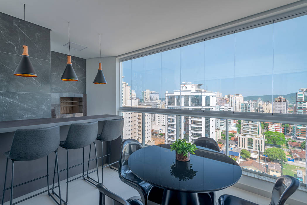 Apartamento de um Jovem empresario, Studio Diego Duracenski Interiores Studio Diego Duracenski Interiores Balcony